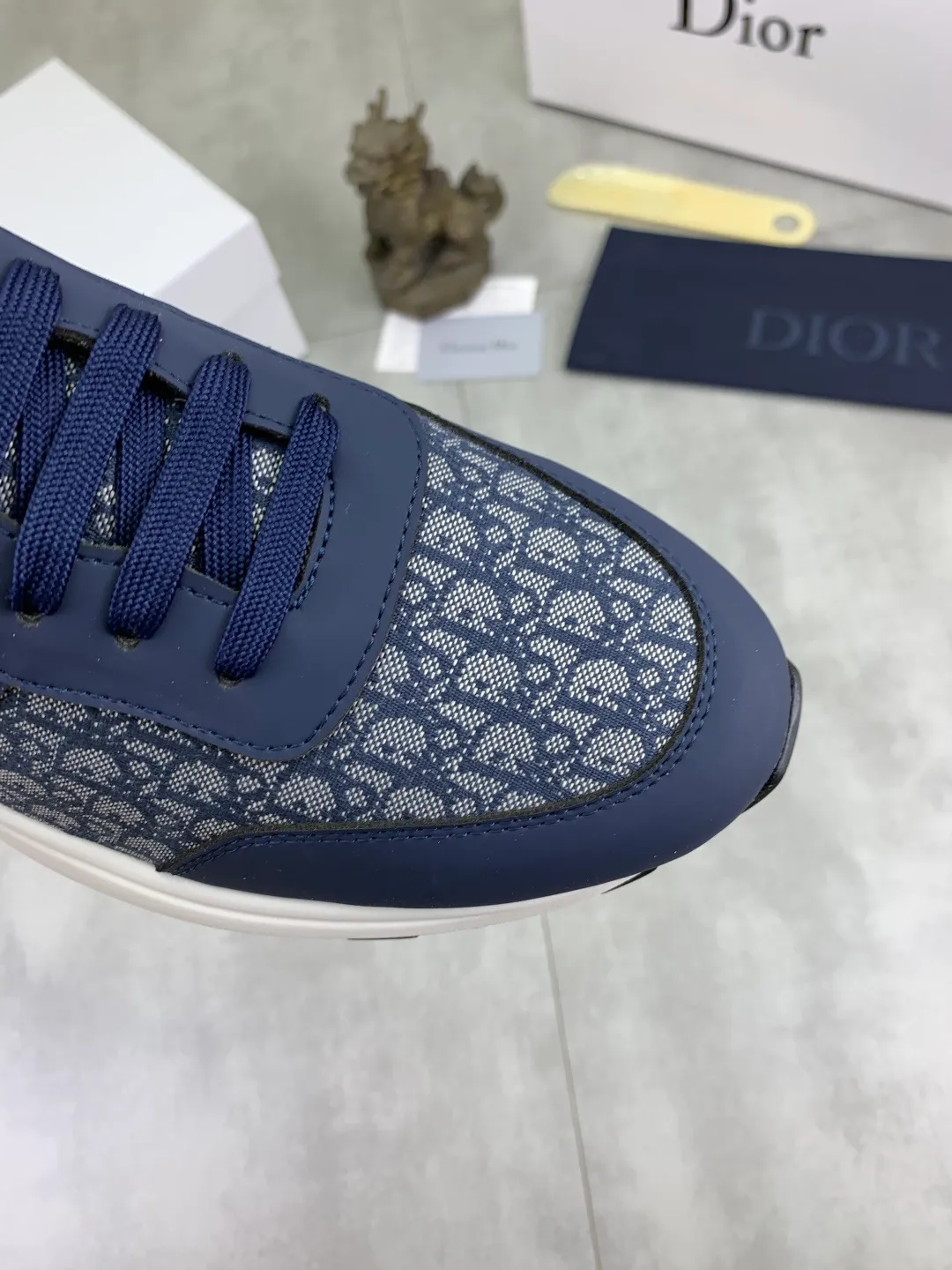 Men's shoes 💰P420 New Dior Chrono 2025 new product B30 series, in white and black fly woven series, decorated with computer-printed CD logo on both sides, star patch on the tongue and Dior logo on the heel, many details highlight the style. The interior is matched with the original color matching mesh, and the interior of the body is supported by low-temperature shaping sheets, and is filled with light feather cotton to keep the interior full and soft against the feet. The exclusive open-molded outsole adopts a one-piece molding process, so there is no need to worry about problems such as the opening and falling of sole decorative accessories. It is light and comfortable to wear, yet strong and wear-resistant. The two-color shoelaces are accessorized with exquisite metal five-pointed star pendants, creating a high-end, trendy and casual look at all times. Color: white black blue code number: 38-44 (45 customized)